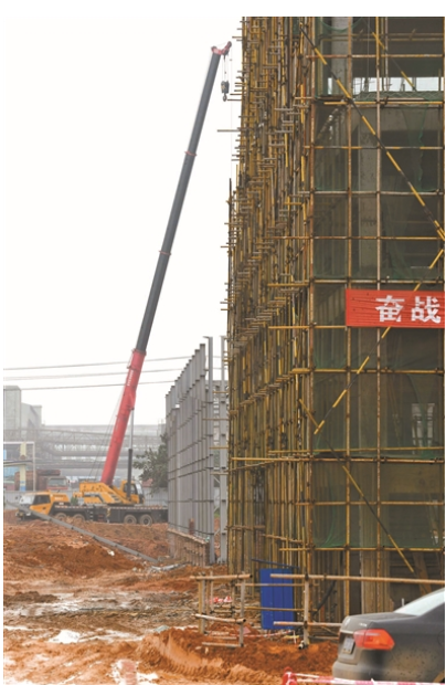 川化硫酸钾项目2020年4月大型起重机在搭建桩架.png